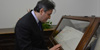 Sir Antonio Pappano osserva in bacheca il manoscritto della Norma di Bellini